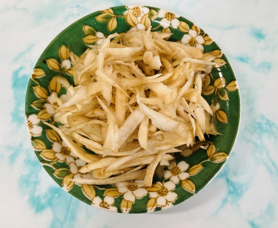 全体的に薄く細い形