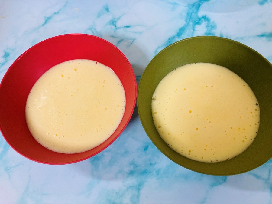 左の赤い器に入ったマヨネーズが半自動泡立て器で作ったもので、緑の器に入っているのが通常の泡立て器で作ったマヨネーズ