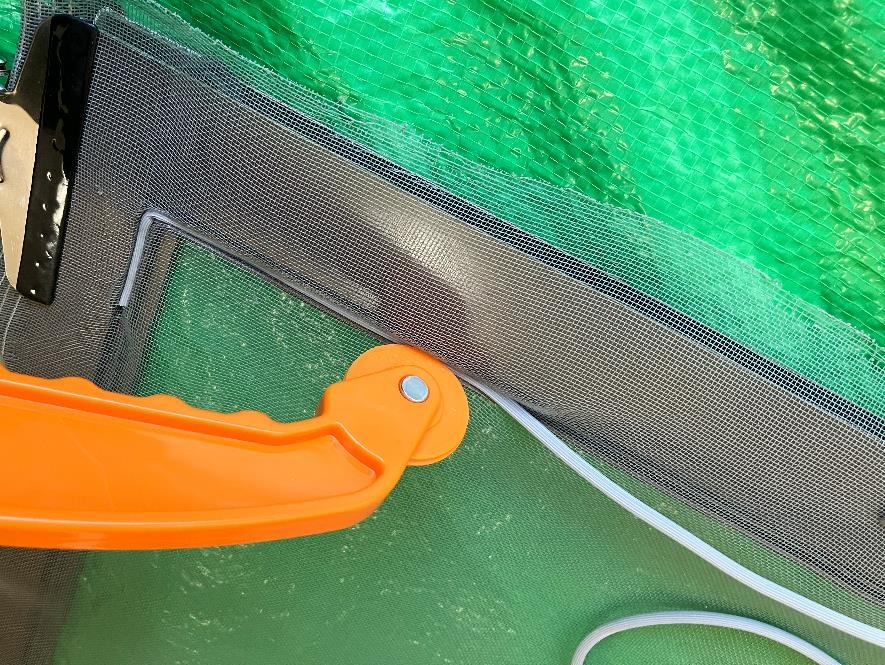 ローラーのツメで網戸張り替え用押さえコードを押し込みます