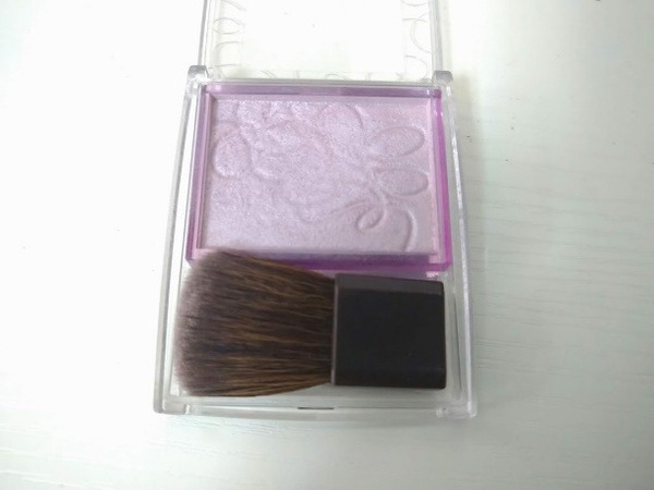 パープルカラーできれいな肌見せ叶う