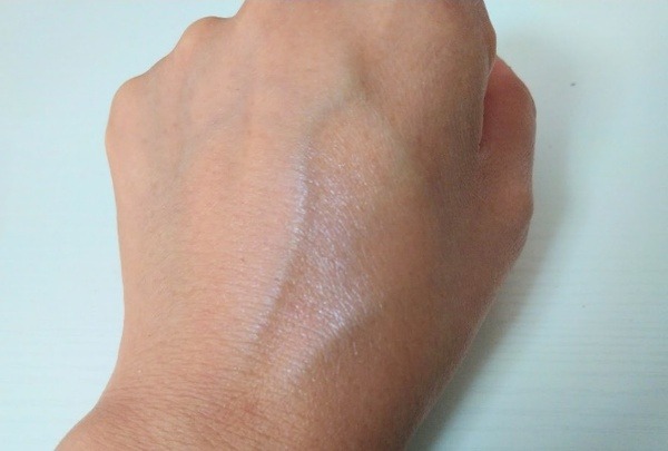 ボリュームのあるブラシもちゃんと付いており、広範囲につけやすくなっています