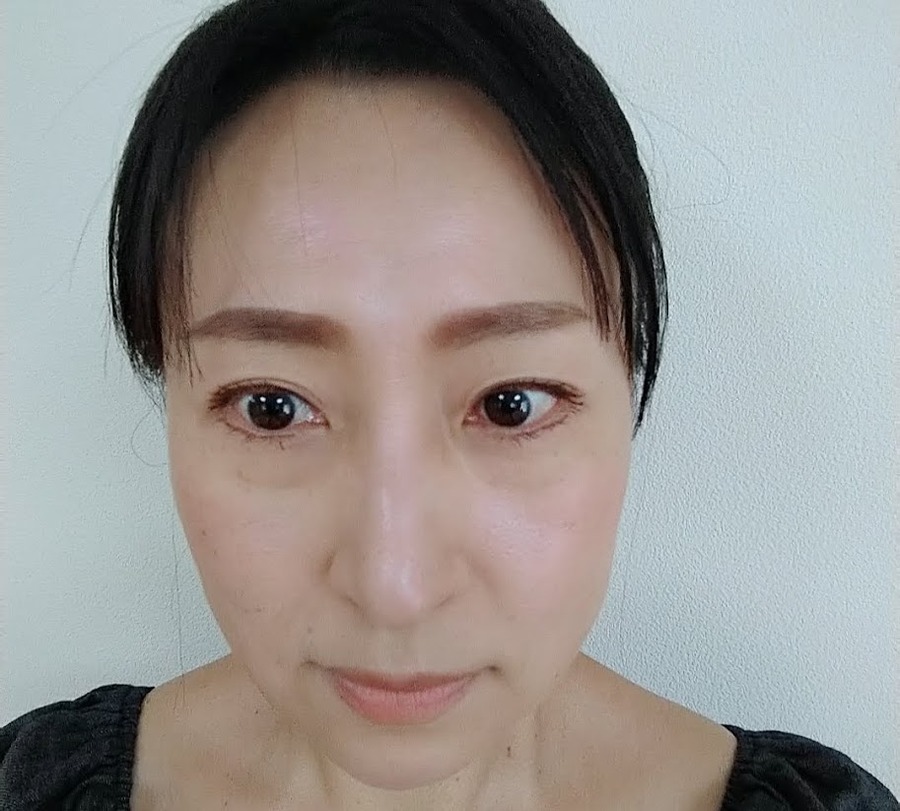 パープルカラーはつけてもほぼわからず、自然に肌になじむニュアンスカラー