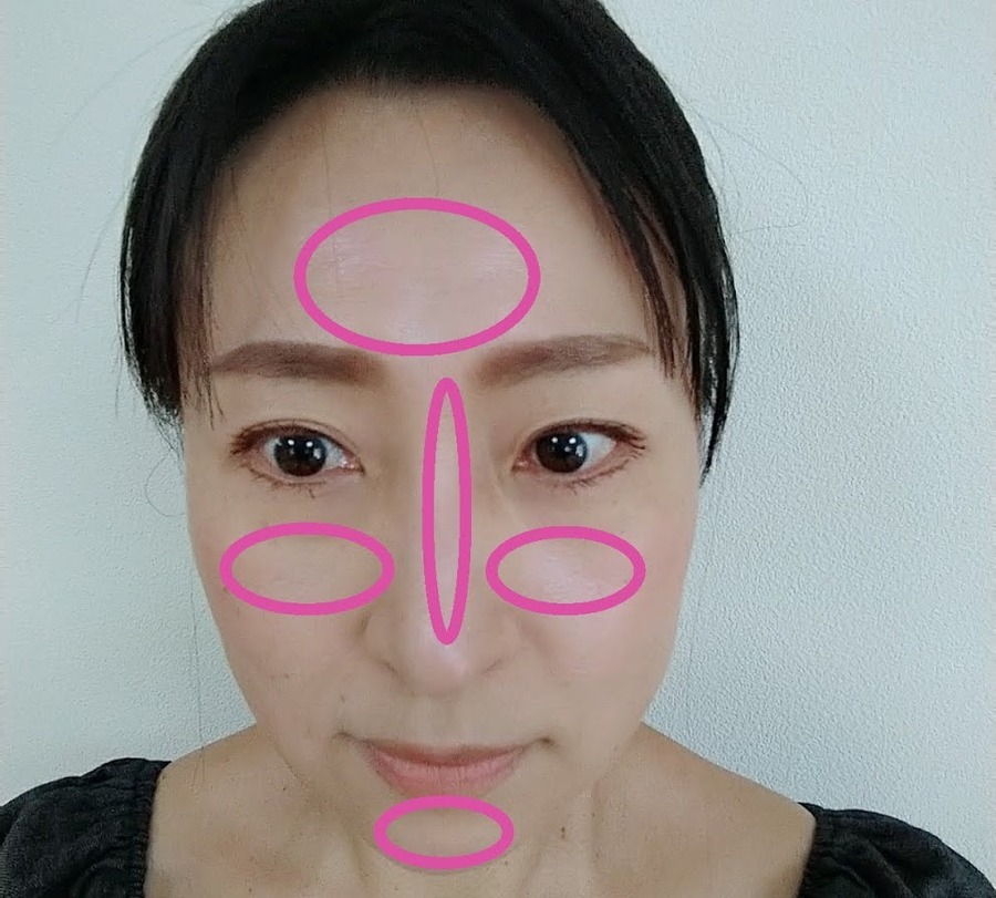 顔の高さがある位置にブラシをすべらせてつけます