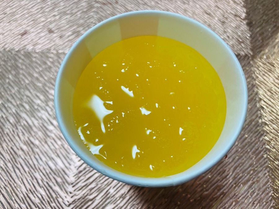 カップの中に氷も一緒に入っています