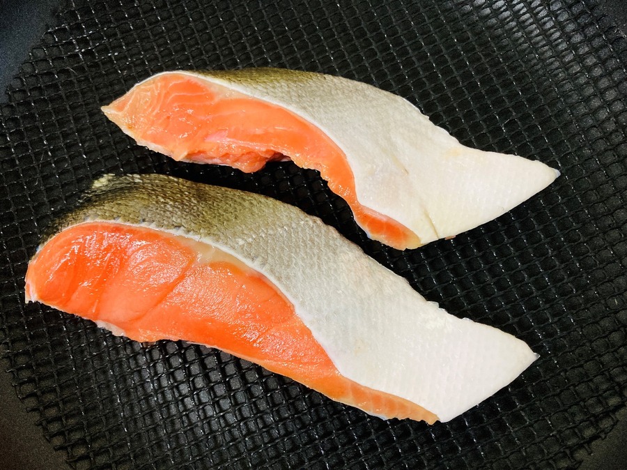 鮭を焼く