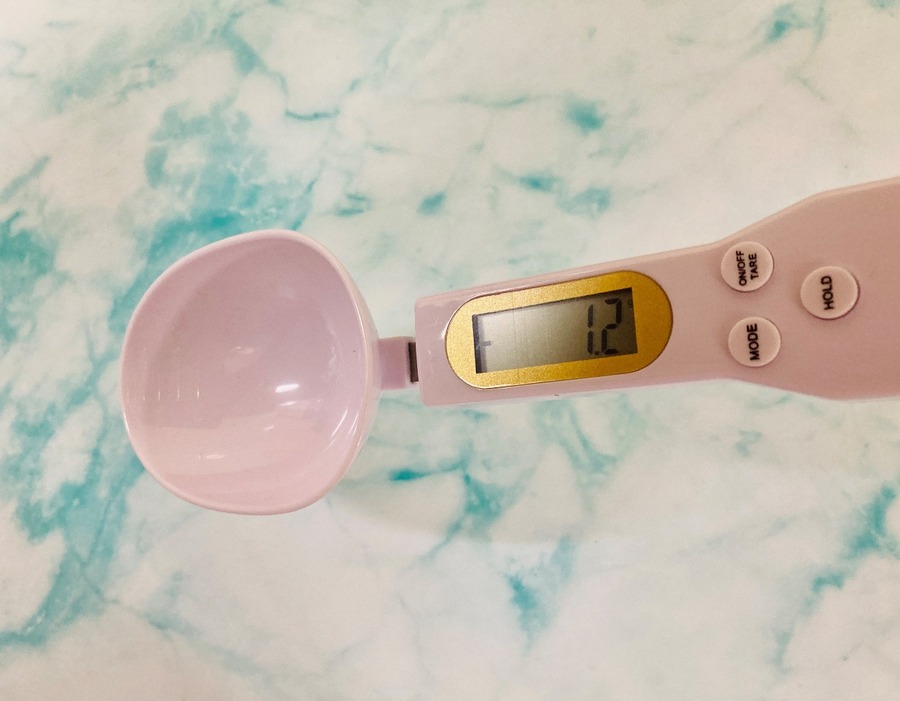 スプーンを傾けてしまうと、正確に測れなくなってしまいます