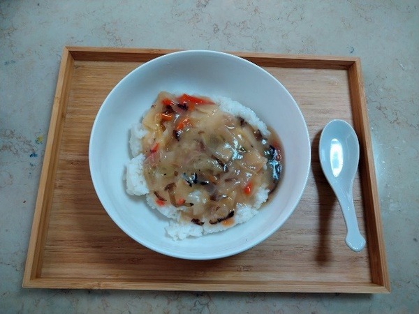 中華丼をもりつけ