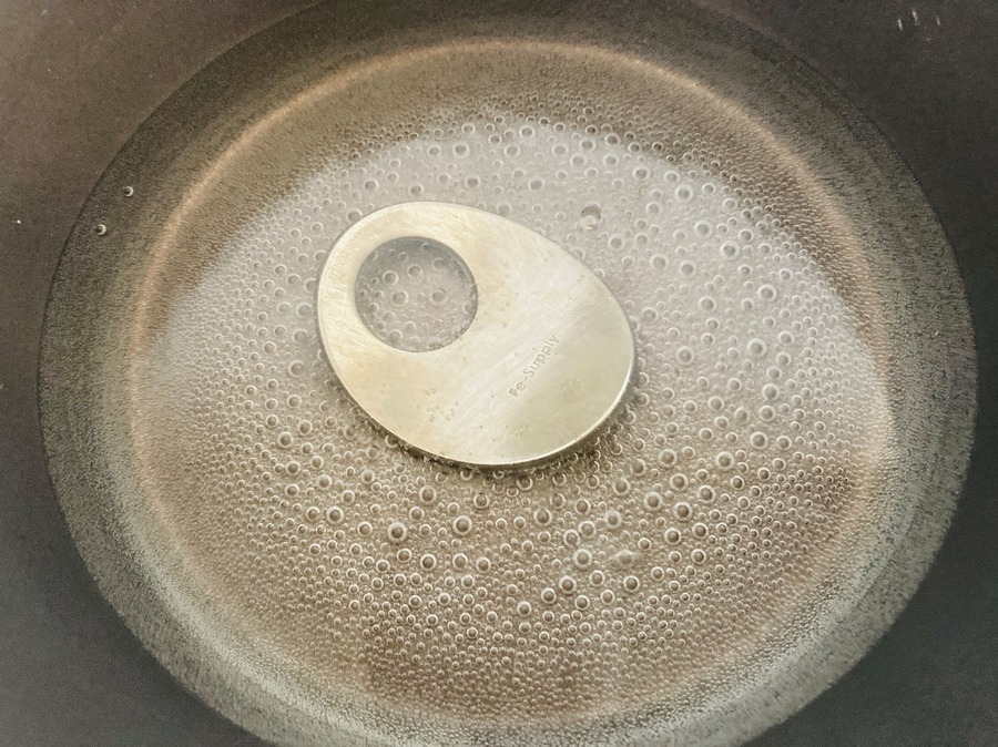 おたまなどですくいやすい、コロンとした形状になっています