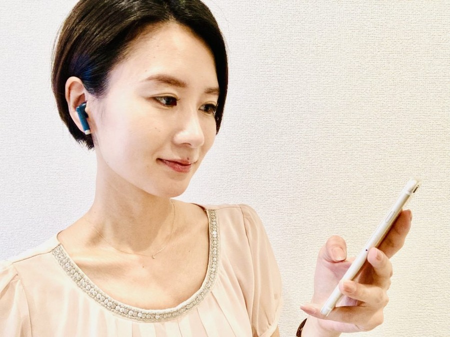 イヤホンで音楽を楽しむ