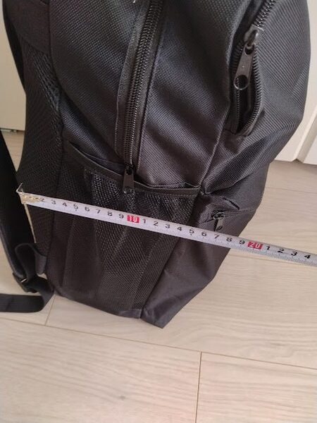 荷物を入れるとこれくらいの幅になります