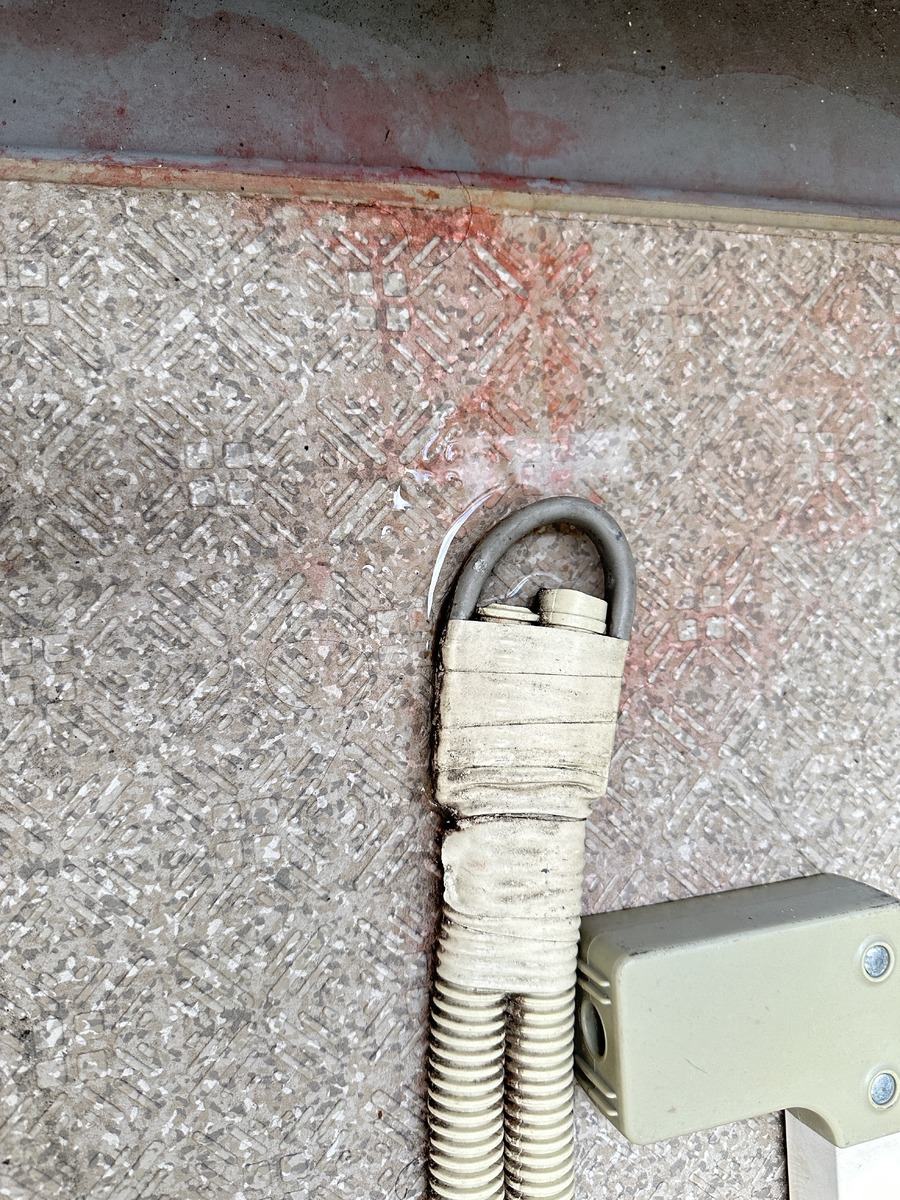 エアコンの排水ドレンと排水溝にはピンクの水垢がたっぷり