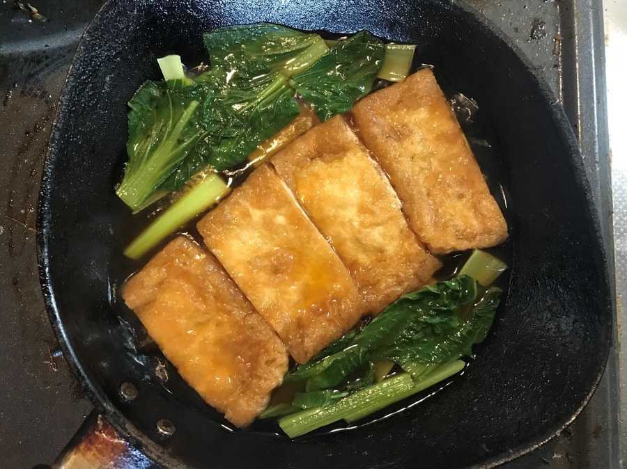 油揚げを裏返して両面に出汁をしみ込ませる