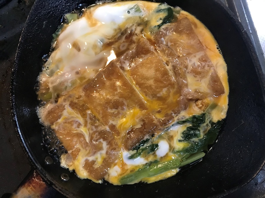 溶き卵を回し入れ、フタをして卵に軽く火を通す