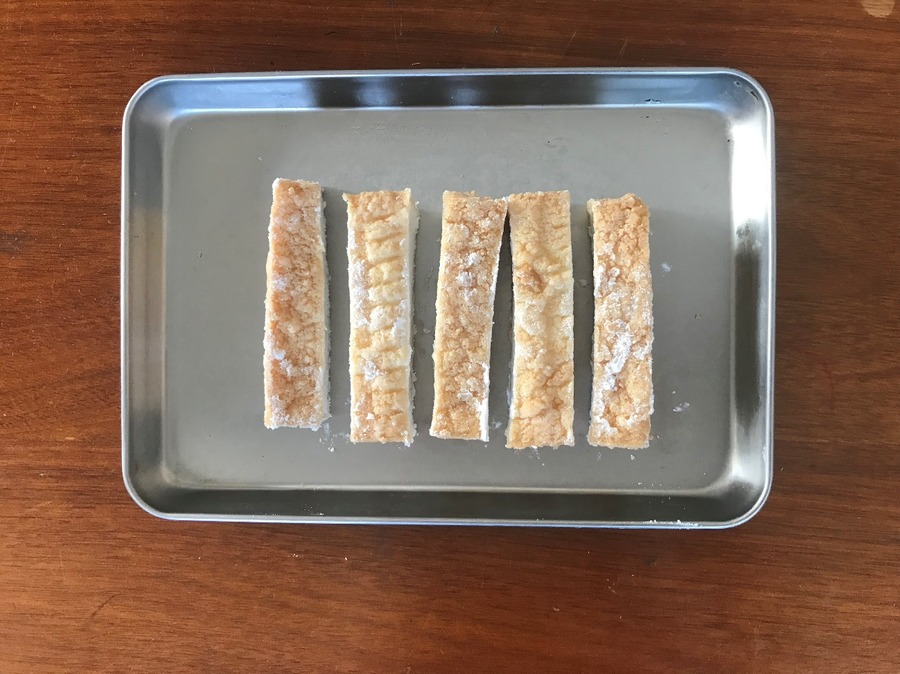 食べやすい大きさに切って片栗粉をまぶす