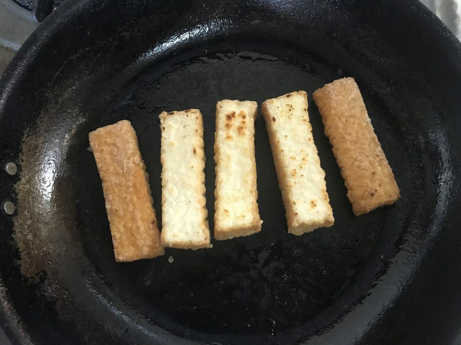 厚揚げを入れて焼き目が付くまで炒める