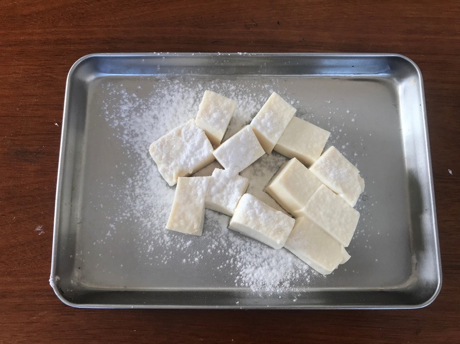 食べやすい大きさに切ったら、片栗粉をまぶす