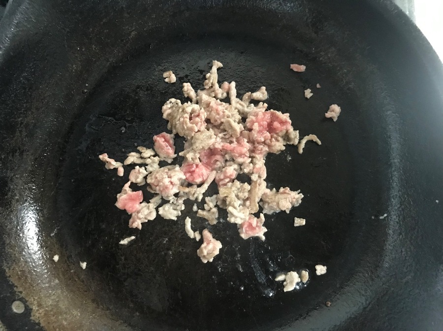 フライパンを熱して豚ひき肉を炒める