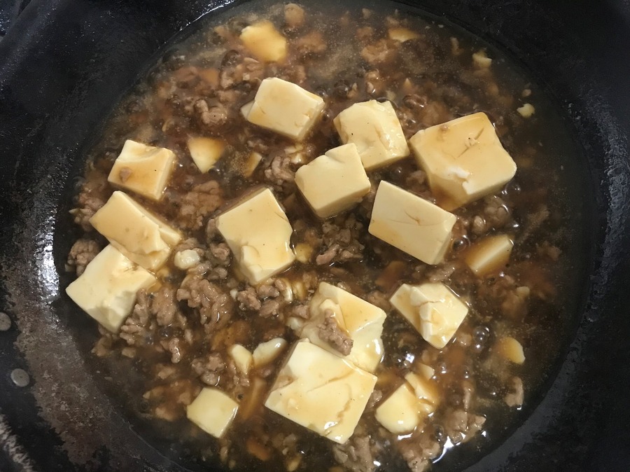 ひき肉の色が変わったら、水と焼肉のタレを入れてひと煮立ちさせ、豆腐を加える