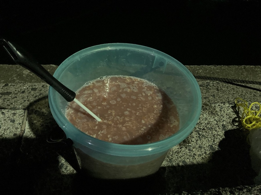 アミエビとパン粉をバケツに入れたら、海水を混ぜ合わせて完成