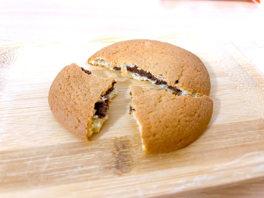 しっとりやわらかいサブレ生地に、生チョコレートクリームをサンドした一品