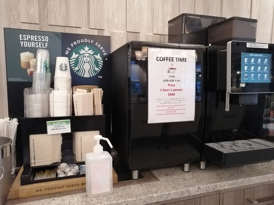 ホテルロビーの奥に進んでいくとコーヒーマシンがあります