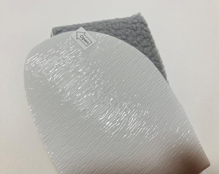 フィルムを剥がして左右の便座のカーブに合わせて貼り付けるだけでOK