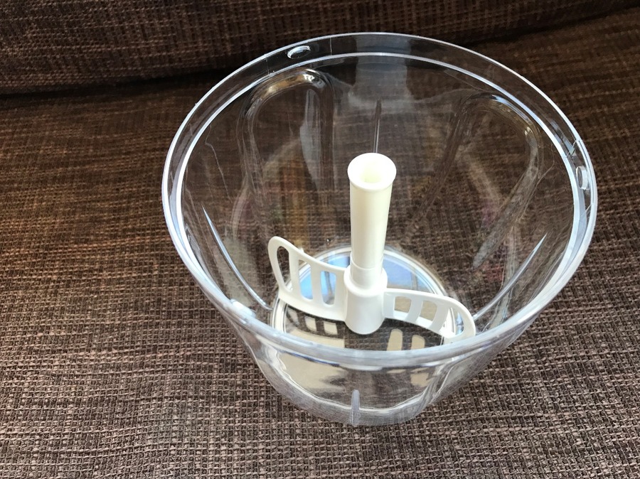 容器に、ミキサー羽根をセットします