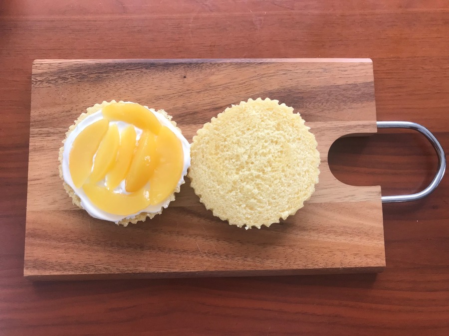 まずは蒸しパンを真ん中でカットし、ホイップクリームと桃を並べます