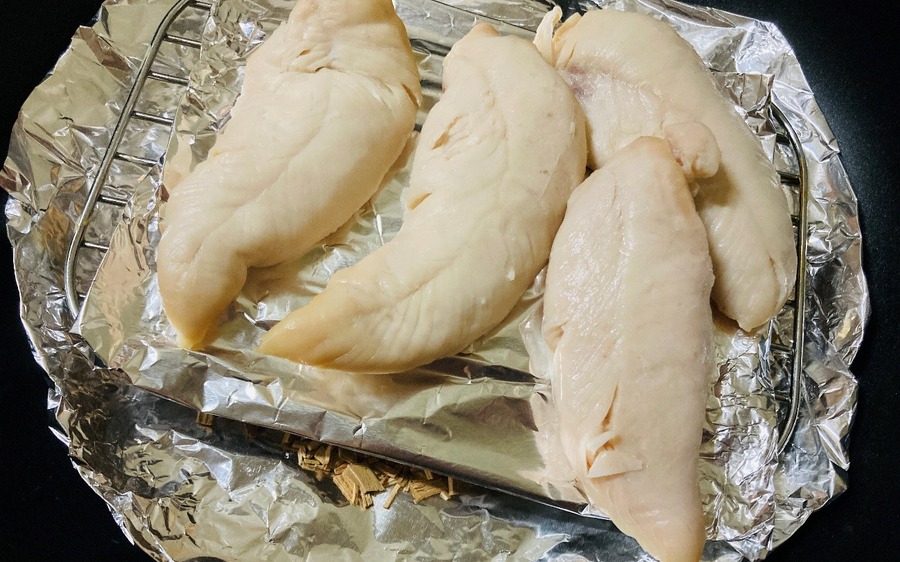 ダイソーのスモークチップを使って「燻製おつまみ」を作る　極上の家飲みのやり方とおすすめ具材レビュー、1セット155円