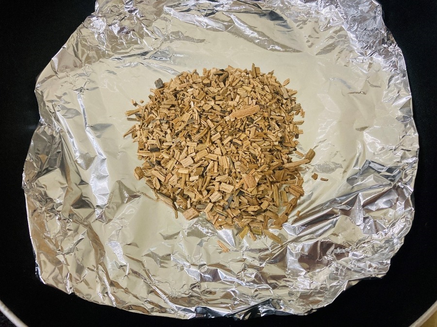 ダイソーのスモークチップを使って「燻製おつまみ」を作る　極上の家飲みのやり方とおすすめ具材レビュー、1セット155円