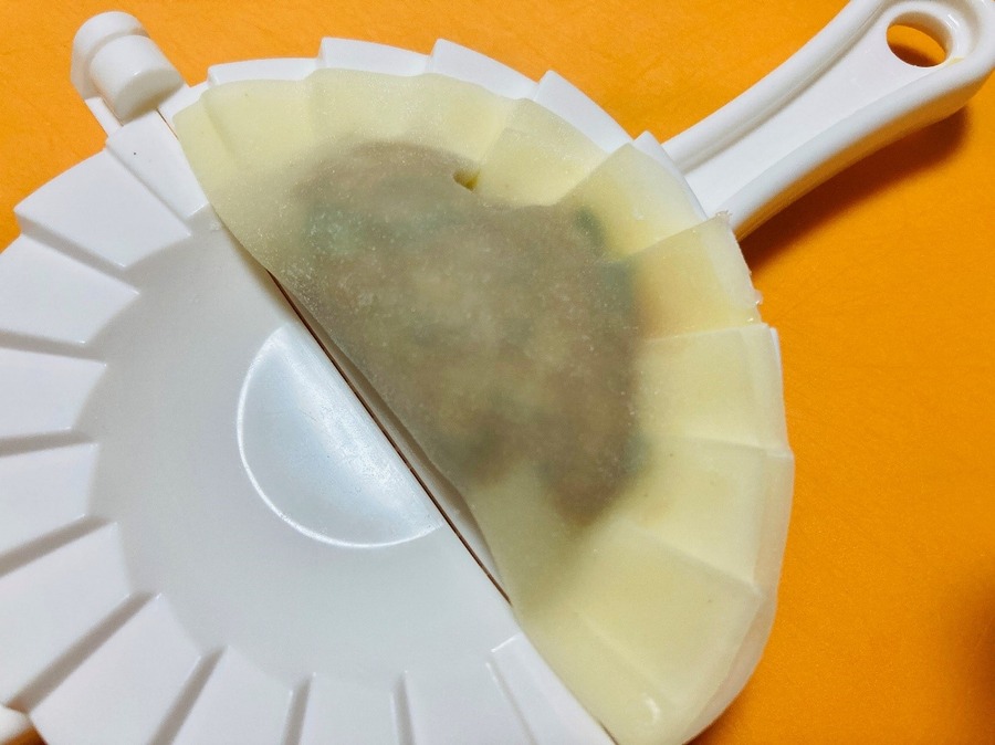 たった3工程で自家製餃子が作れる　ダイソーの「かんたん餃子メーカー」の利便性について検証