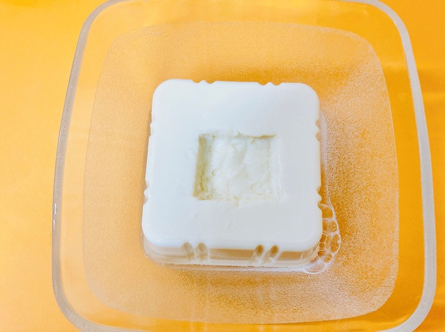 100均で見つけた「豆腐小鉢スプーン」絶品レシピ3選！豆腐の中央をくり抜いて1品75円以下のおつまみ完成