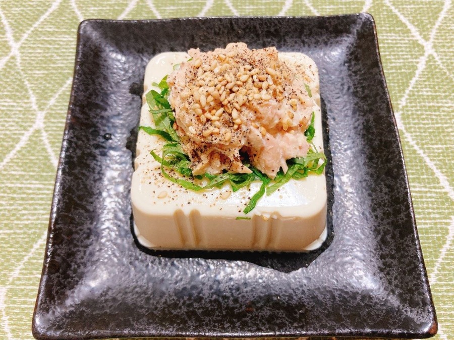 100均で見つけた「豆腐小鉢スプーン」絶品レシピ3選！豆腐の中央をくり抜いて1品75円以下のおつまみ完成