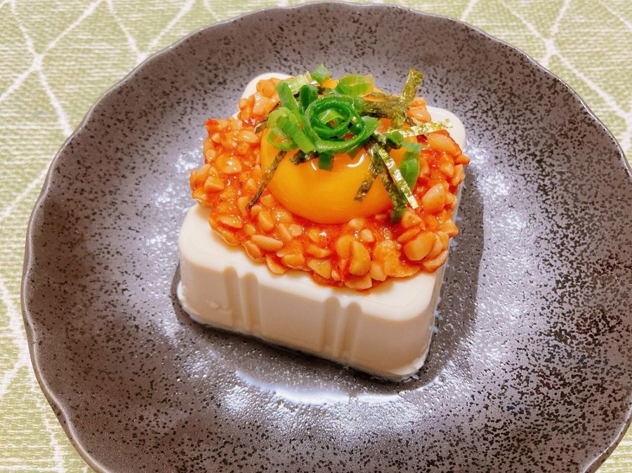 100均で見つけた「豆腐小鉢スプーン」絶品レシピ3選！豆腐の中央をくり抜いて1品75円以下のおつまみ完成