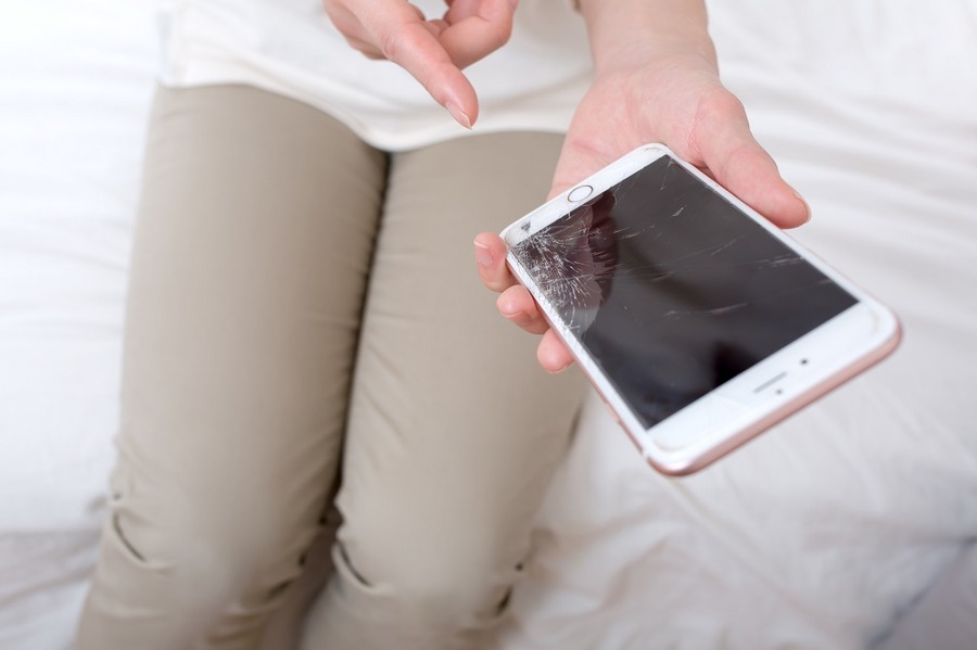 【iPhoneの画面割れ】どっちがオトク？　Apple Care+などの保証サービスに「入った場合」と「入らなかった場合」