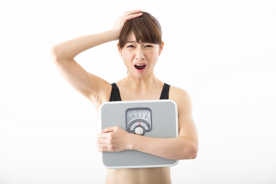 体重計を持った女子