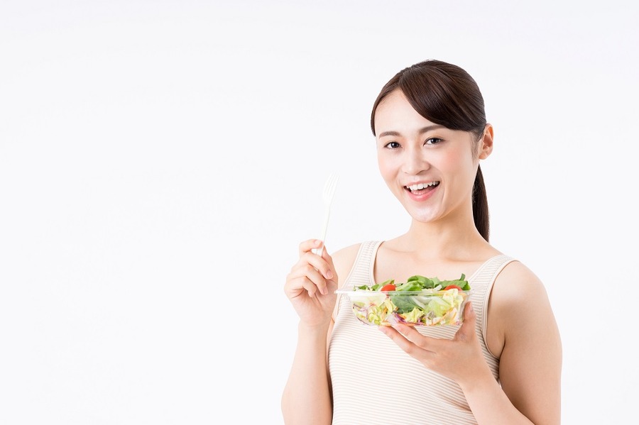 野菜サラダを持った女子