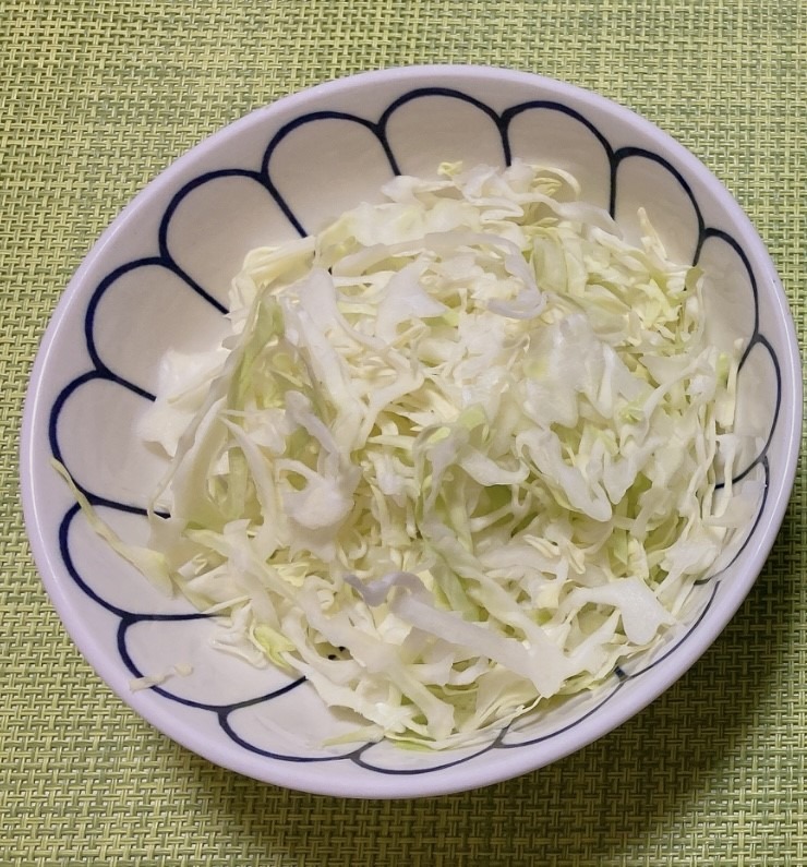 【ダイソーVSセリア】100均千切り＆キャベツピーラー対決　ふわふわ食感の千切りキャベツができるのはどっち？