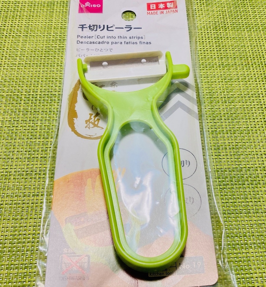 【ダイソーVSセリア】100均千切り＆キャベツピーラー対決　ふわふわ食感の千切りキャベツができるのはどっち？