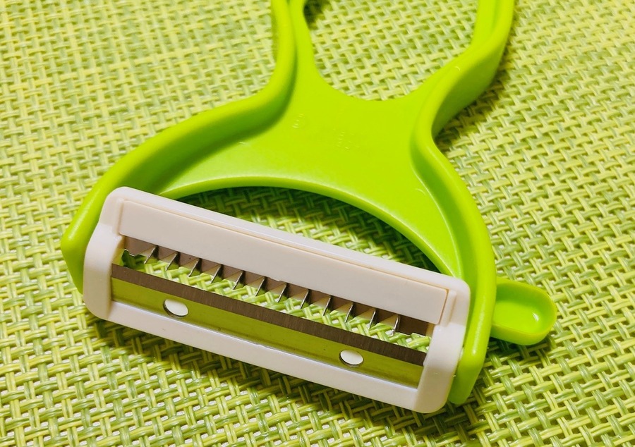 【ダイソーVSセリア】100均千切り＆キャベツピーラー対決　ふわふわ食感の千切りキャベツができるのはどっち？