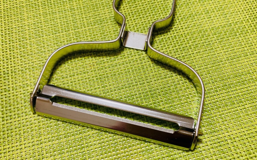 【ダイソーVSセリア】100均千切り＆キャベツピーラー対決　ふわふわ食感の千切りキャベツができるのはどっち？