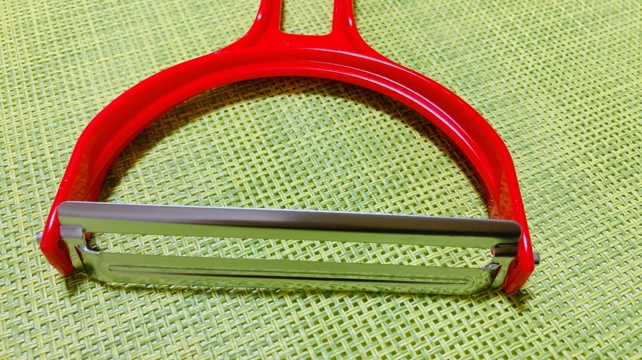 【ダイソーVSセリア】100均千切り＆キャベツピーラー対決　ふわふわ食感の千切りキャベツができるのはどっち？