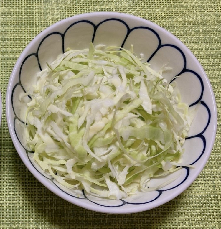 【ダイソーVSセリア】100均千切り＆キャベツピーラー対決　ふわふわ食感の千切りキャベツができるのはどっち？