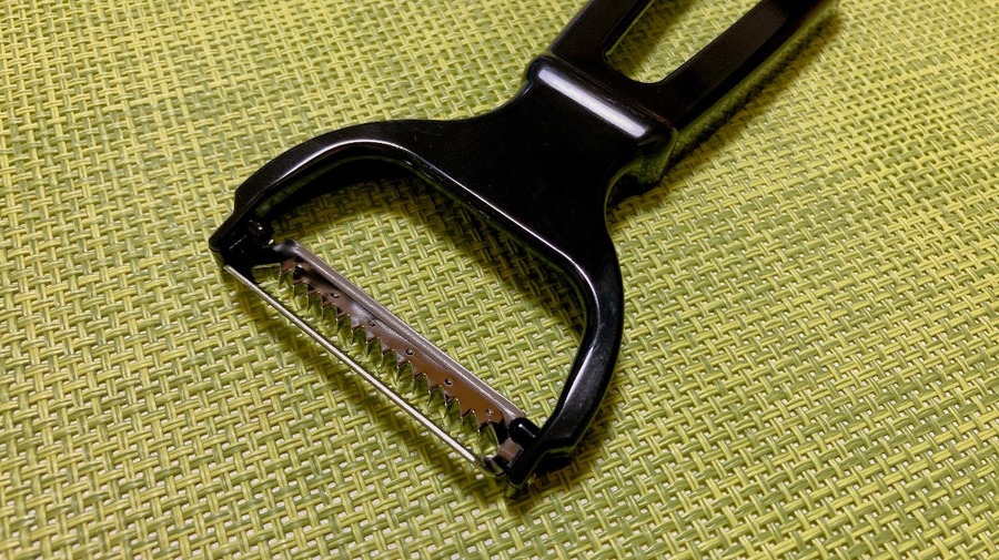 【ダイソーVSセリア】100均千切り＆キャベツピーラー対決　ふわふわ食感の千切りキャベツができるのはどっち？