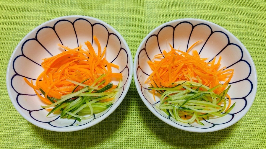 【ダイソーVSセリア】100均千切り＆キャベツピーラー対決　ふわふわ食感の千切りキャベツができるのはどっち？