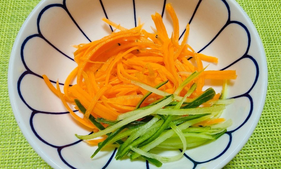 【ダイソーVSセリア】100均千切り＆キャベツピーラー対決　ふわふわ食感の千切りキャベツができるのはどっち？