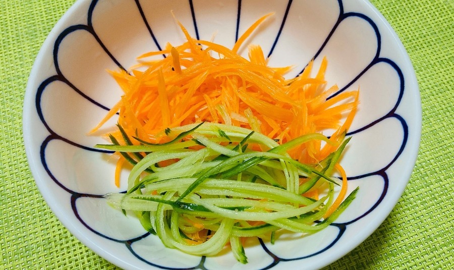 【ダイソーVSセリア】100均千切り＆キャベツピーラー対決　ふわふわ食感の千切りキャベツができるのはどっち？