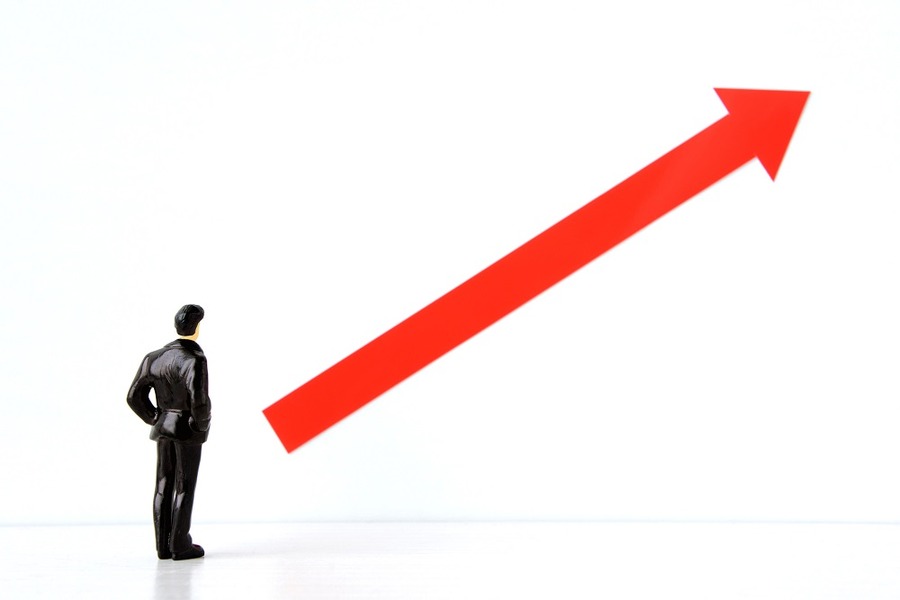 最近、給与は上がらないのに、なぜ公務員の給与だけ引き上げされるのか？