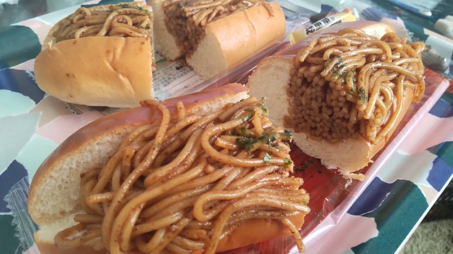 【ローソン】「盛りすぎ！」商品は本当に盛りすぎか検証！焼きそばパン・プレミアムロールケーキ・ふわもちコッペ・メガホットカフェラテ