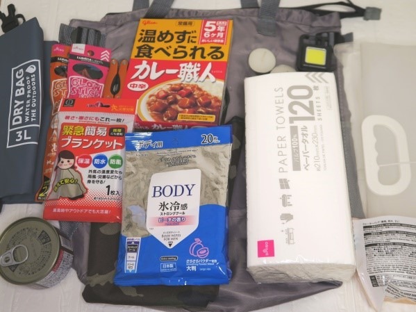 マイ防災バッグ、合計2750円　100円ショップでそろえたグッズ12品公開